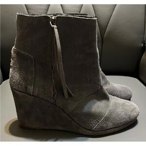 Toms Dark Gray Suede Wedge Boots 10 W